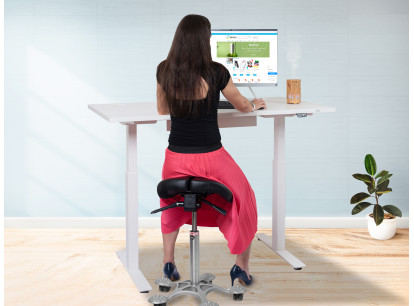 REGULIUOJAMO AUKŠČIO STALAI SU ERGONOMINE KĖDUTE: NAUDA IR PRIVALUMAI