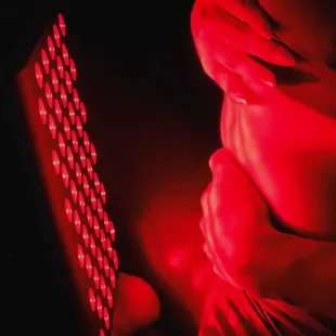 LUMINOUSRED® ESSENTIAL TERAPINĖ RAUDONOS ŠVIESOS IR ARTIMŲ INFRARAUDONŲJŲ SPINDULIŲ (NIR) LEMPA