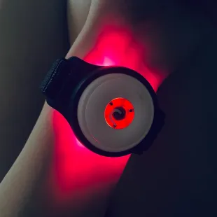 LUMINOUSRED® KINI - MIEGUI, KONCENTRACIJAI, ŽARNYNUI IR MOTERŲ IŠŠŪKIAMS