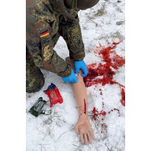 TRAUMA TINA – ROKA AR SMAGI ASINOTĀM BRŪCĒM, Manekeni un simulatori, ERLER ZIMMER